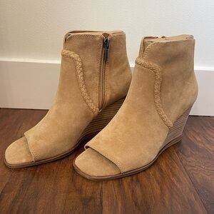 NWOB Lucky Brand Lureli Wedge Size 6.5